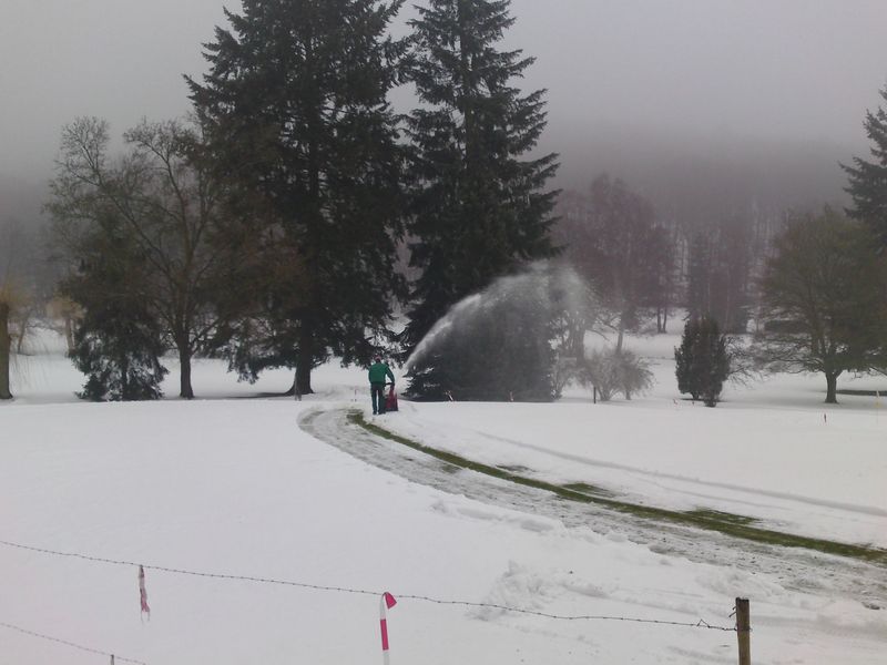 Schnee auf Golfplatz